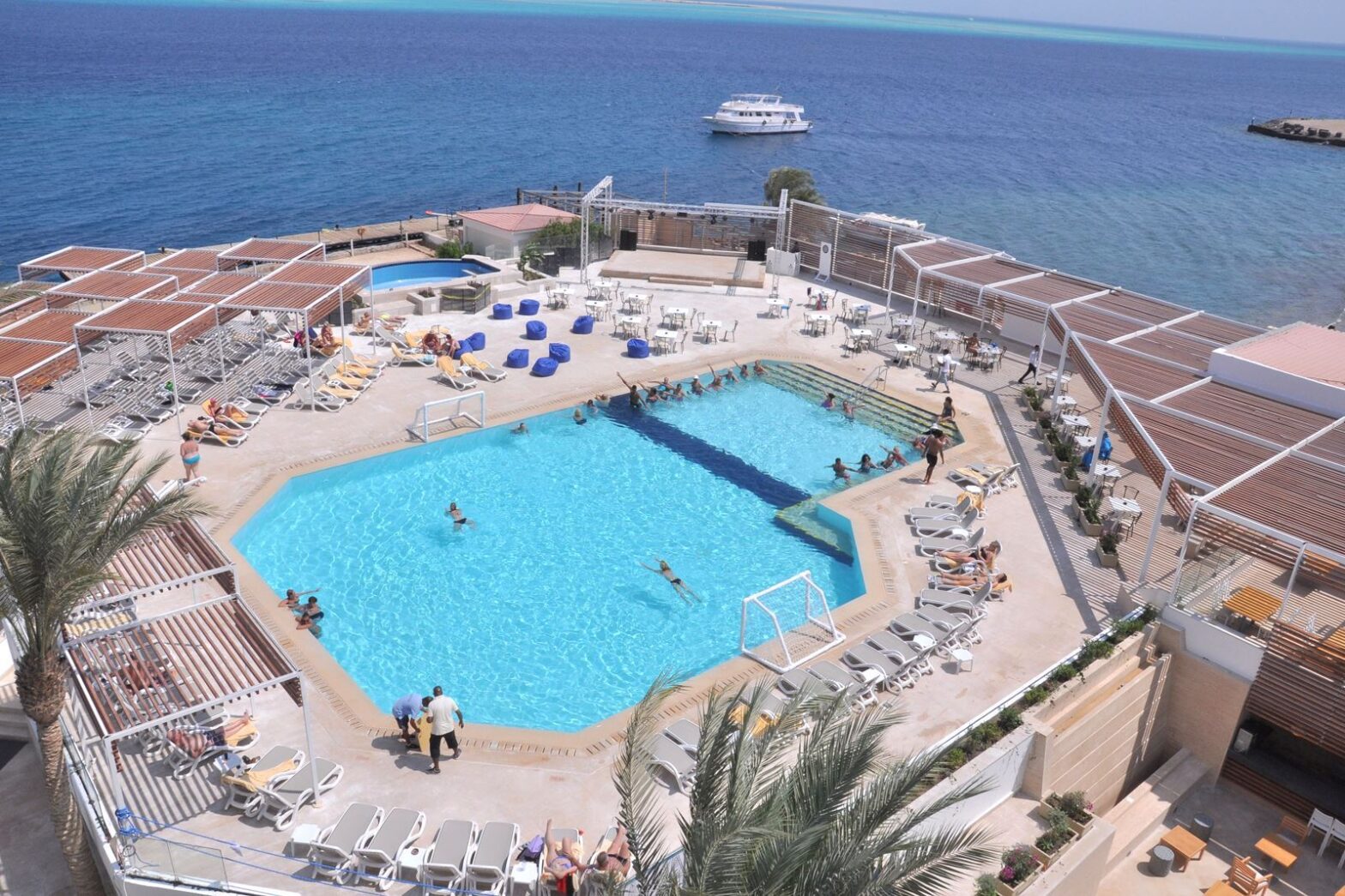 Sunrise Holidays Resort het zwembad waar je voor een verfrissende plons kunt gaan
